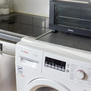 - Good & Calm Location - Contactless Check-in Apartment
